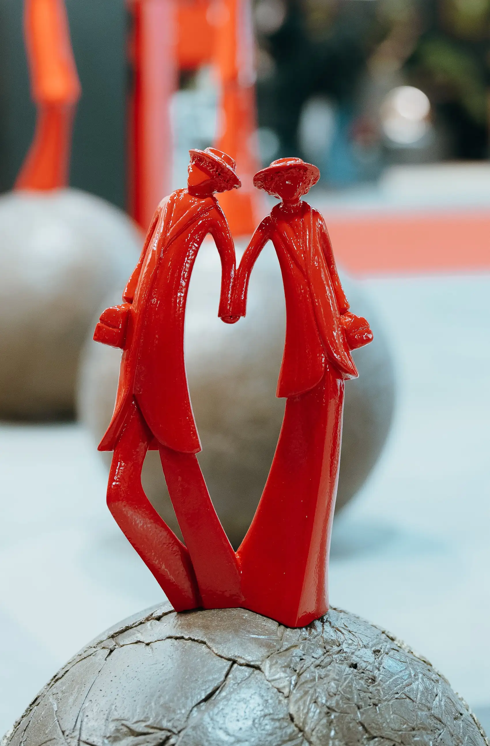 Sculpture rouge de deux personnes qui se tiennent la main